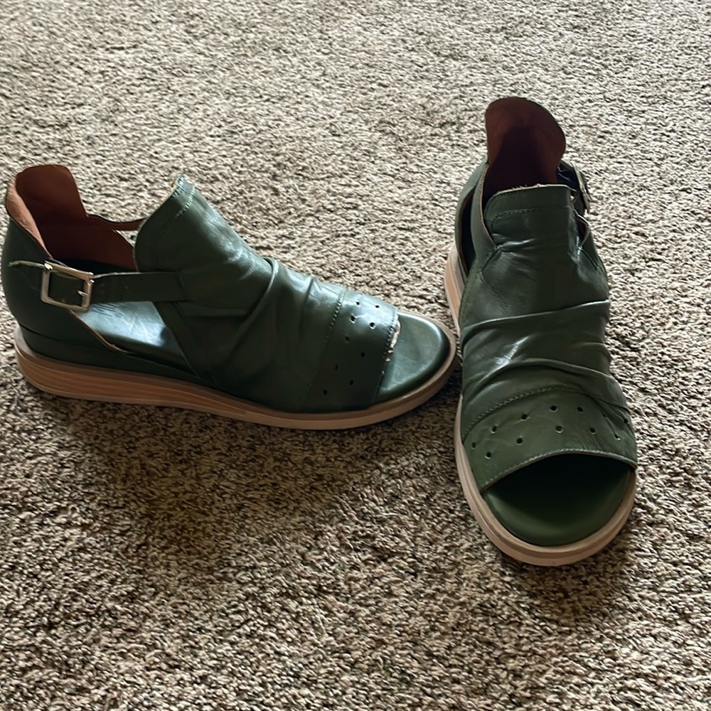 BRAND NEW Miz Mooz size 41 or US 10.